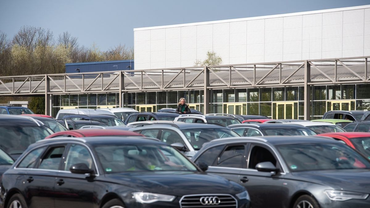 Das Coronavirus macht erfinderisch - auch evangelische Kirchgemeinden in Erfurt. Auf dem Messeparkplatz wurde am Ostersonntag - nach dem Vorbild der Autokinos - ein Gottesdienst abgehalten. Die Teilnehmer saßen in Autos, der Ton wurde per Autoradio übertragen.