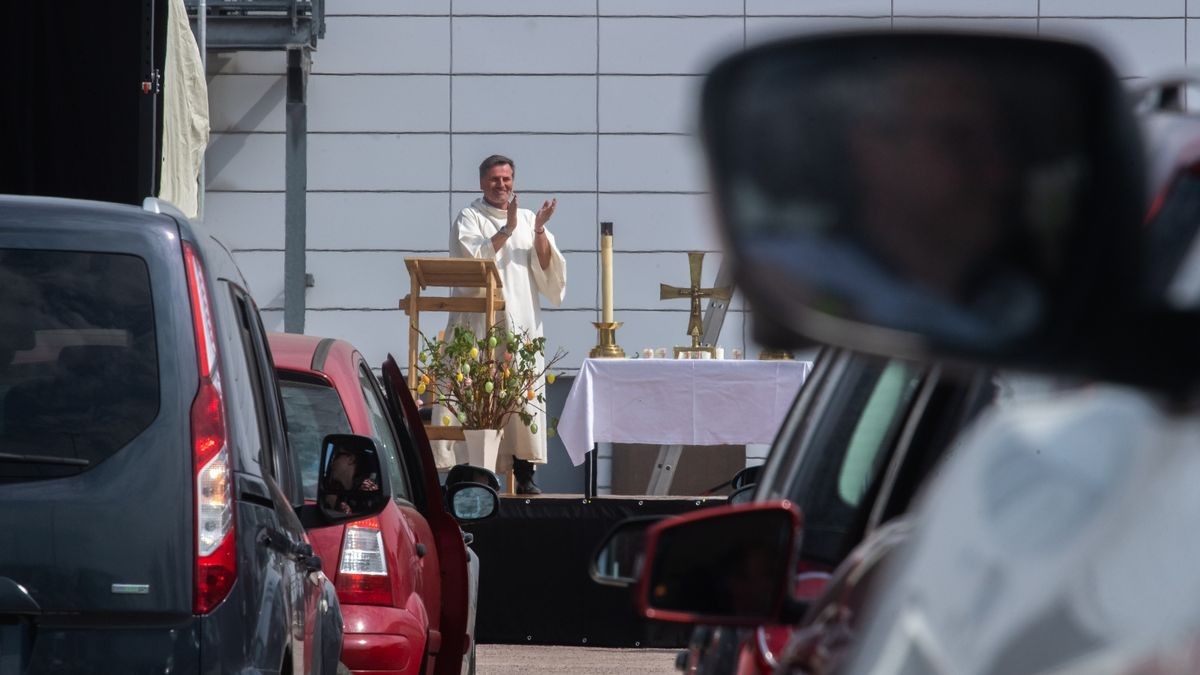 Das Coronavirus macht erfinderisch - auch evangelische Kirchgemeinden in Erfurt. Auf dem Messeparkplatz wurde am Ostersonntag - nach dem Vorbild der Autokinos - ein Gottesdienst abgehalten. Die Teilnehmer saßen in Autos, der Ton wurde per Autoradio übertragen.