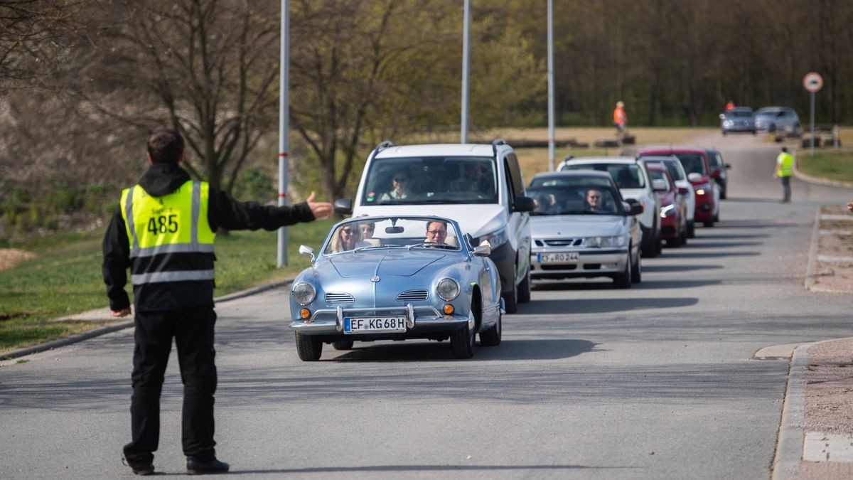 Das Coronavirus macht erfinderisch - auch evangelische Kirchgemeinden in Erfurt. Auf dem Messeparkplatz wurde am Ostersonntag - nach dem Vorbild der Autokinos - ein Gottesdienst abgehalten. Die Teilnehmer saßen in Autos, der Ton wurde per Autoradio übertragen.