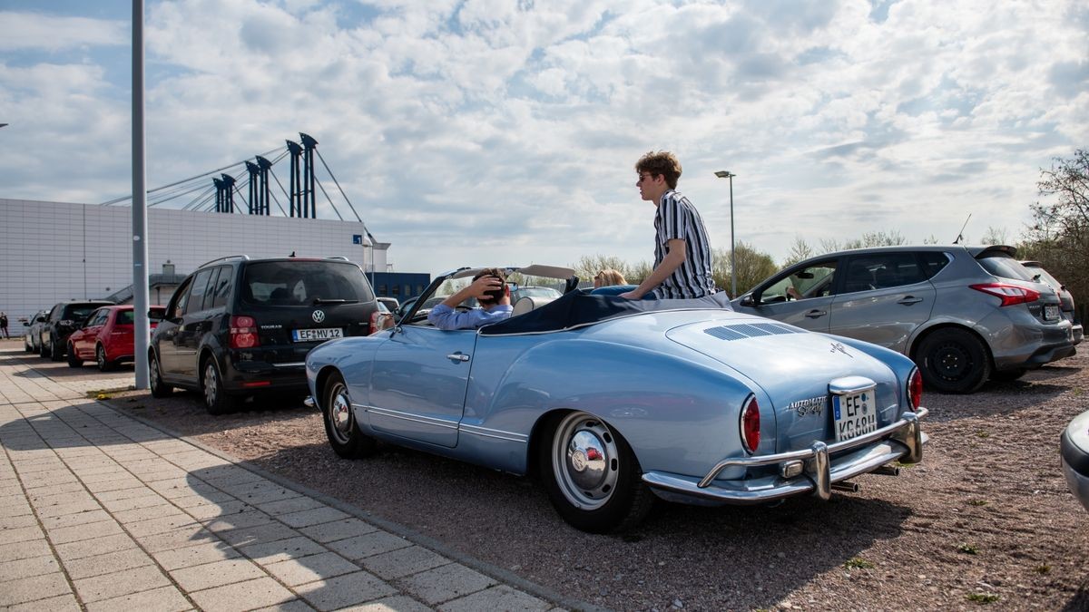 Das Coronavirus macht erfinderisch - auch evangelische Kirchgemeinden in Erfurt. Auf dem Messeparkplatz wurde am Ostersonntag - nach dem Vorbild der Autokinos - ein Gottesdienst abgehalten. Die Teilnehmer saßen in Autos, der Ton wurde per Autoradio übertragen.