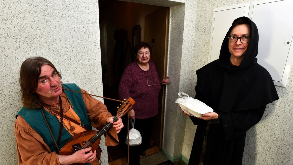 Mit einem Ständchen von Thomas Wagner (Thomasius Lerchensang) erhält die 80-jährige Inge Schmidt aus dem Eisenacher Nordwesten ihr bestelltes Mittagsmenü aus den Händen von Hotelier Udo Winkels, der verkleidet als Martin Luther auftritt (von links). 