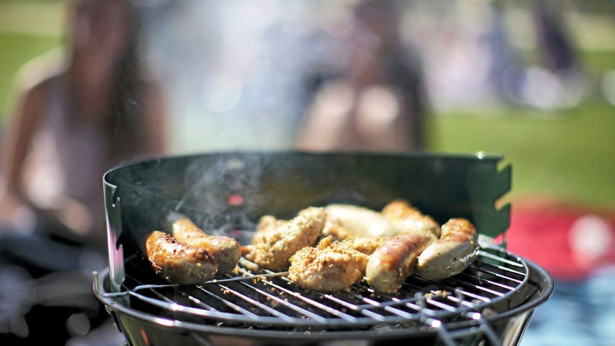 Nach einer Grillparty in Nordfriesland haben sich mehrere Gäste mit dem Coronavirus angesteckt. (Symbolbild)