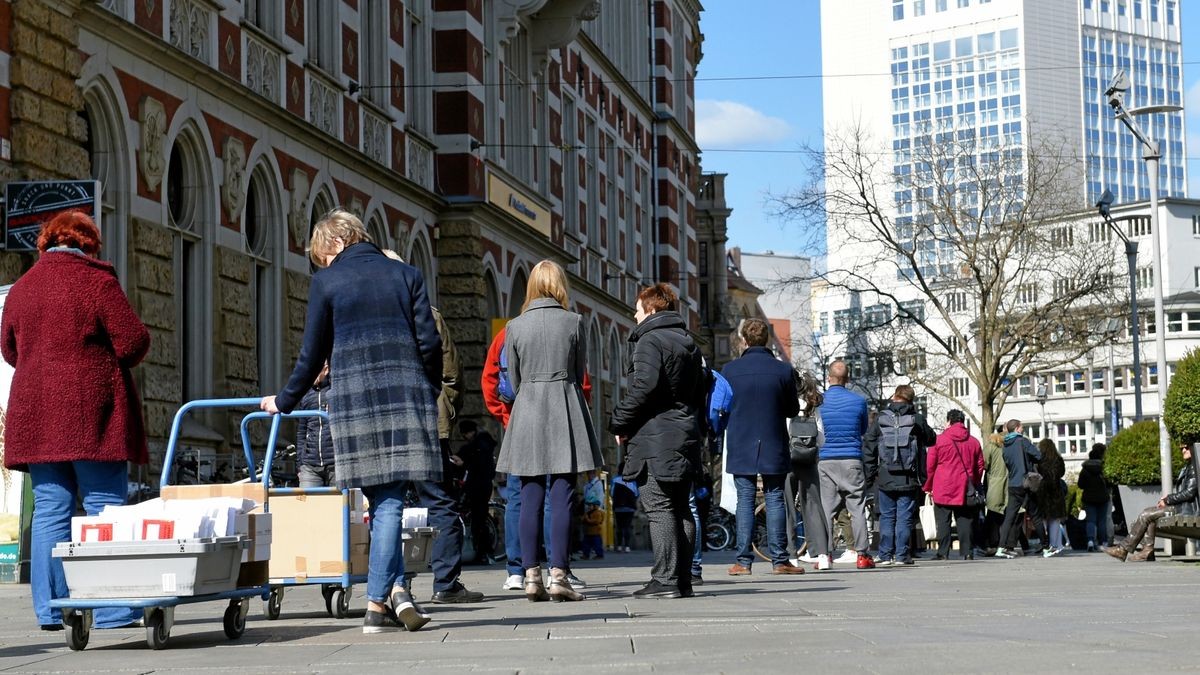 Die Erfurter halten Abstand, wie hier am Dienstag vor der Hauptpost. Aber wie lassen sich die Abstandsregeln in Klassenräumen umsetzen?