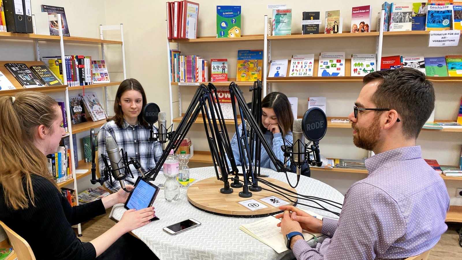 Schüler nehmen Folgen für ihren eigenen Podcast auf