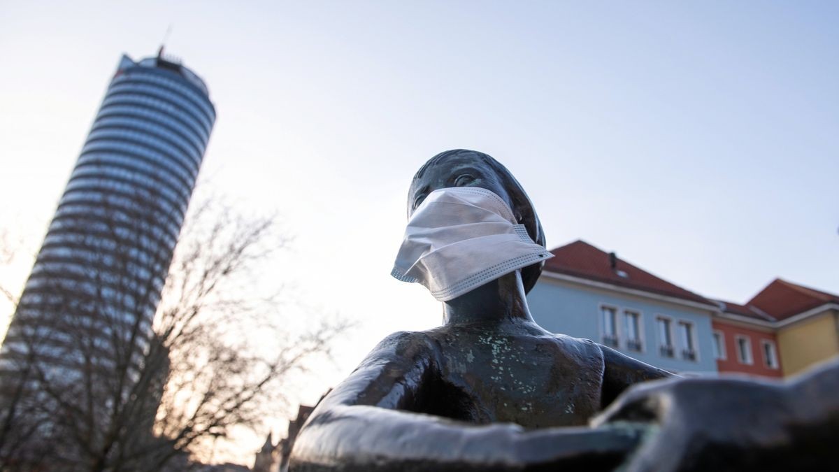 Unbekannte haben der Skulptur „Tanzende Mädchen“ in der Jenaer Weigelstraße, Mundschutzmasken angehängt.