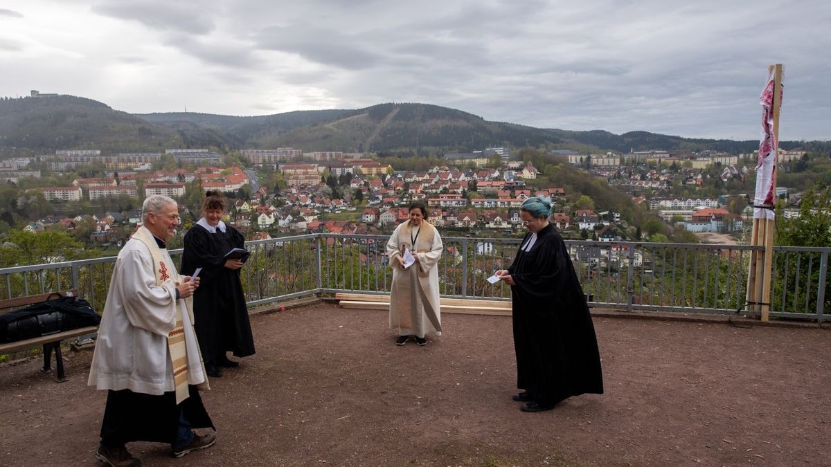 Ein Ökumenischer Gottesdienst fand auf der Terrasse vor der Kapelle oberhalb Suhls statt. Die Geistlichen ermunterten die Bürger der Stadt, indem sie ein großes Plakat mit dem Wort 