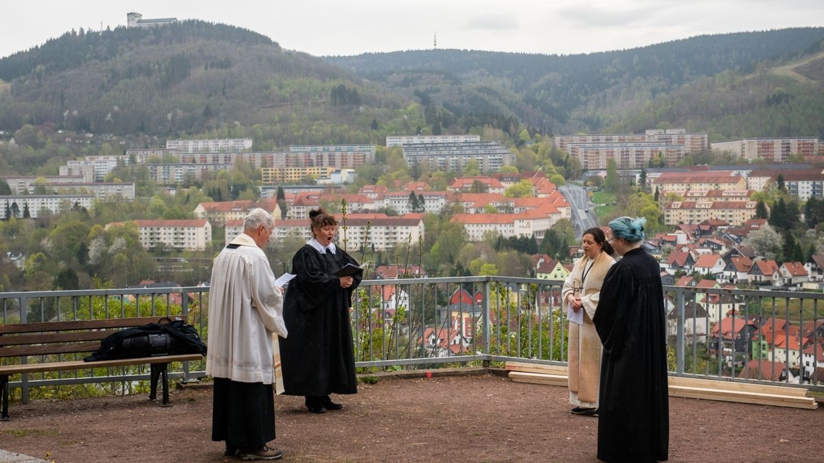 Ein Ökumenischer Gottesdienst fand auf der Terrasse vor der Kapelle oberhalb Suhls statt. Die Geistlichen ermunterten die Bürger der Stadt, indem sie ein großes Plakat mit dem Wort 