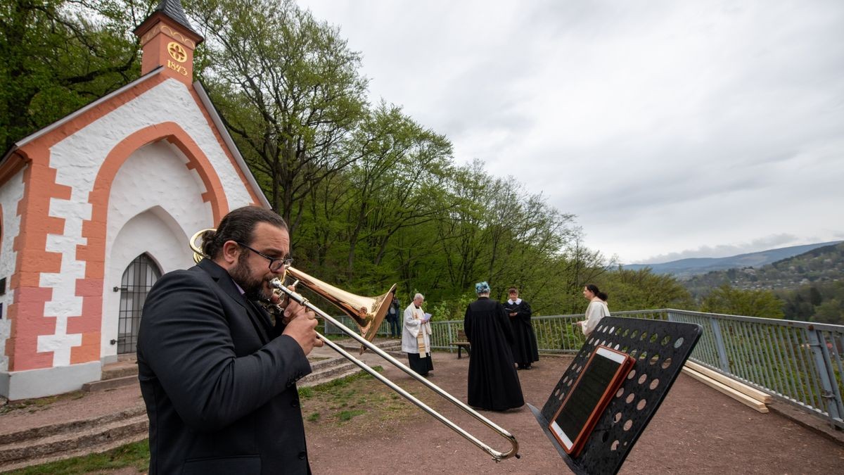 Ein Ökumenischer Gottesdienst fand auf der Terrasse vor der Kapelle oberhalb Suhls statt. Die Geistlichen ermunterten die Bürger der Stadt, indem sie ein großes Plakat mit dem Wort 