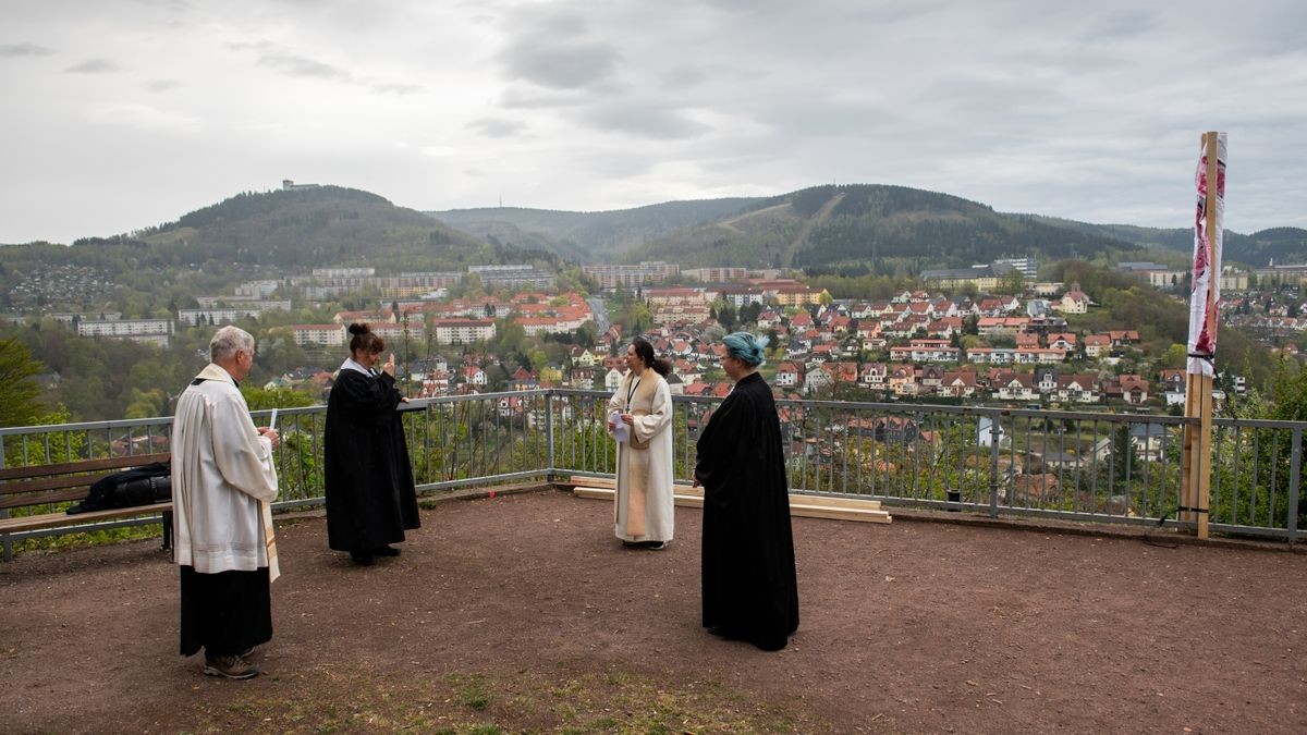 Ein besonderer Ökumenischer Gottesdienst fand am Sonntag auf der Terrasse vor der Ottilienkapelle oberhalb der Stadt Suhl statt.