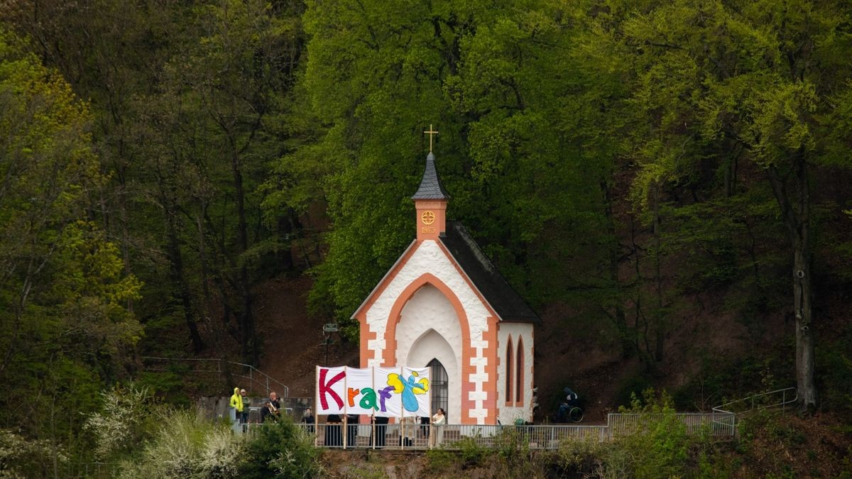 Ein Ökumenischer Gottesdienst fand auf der Terrasse vor der Kapelle oberhalb Suhls statt. Die Geistlichen ermunterten die Bürger der Stadt, indem sie ein großes Plakat mit dem Wort 