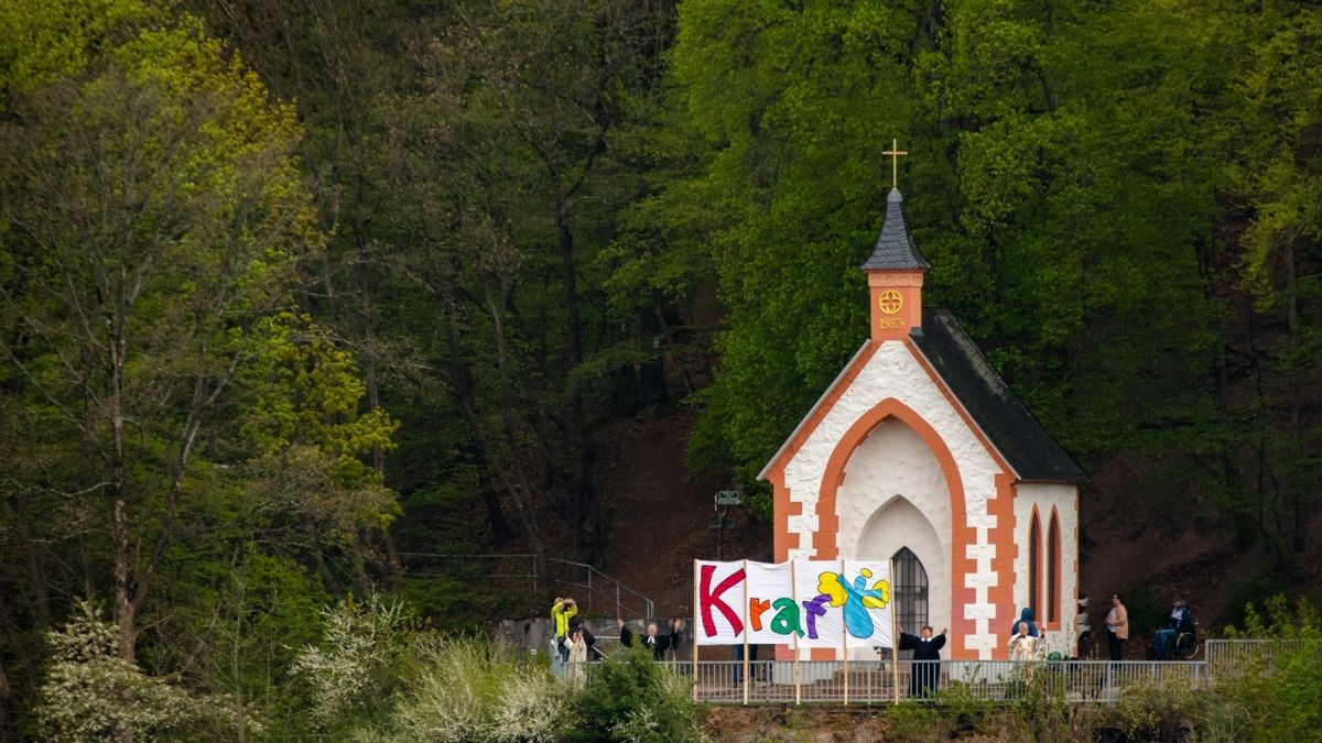 Ein Ökumenischer Gottesdienst fand auf der Terrasse vor der Kapelle oberhalb Suhls statt. Die Geistlichen ermunterten die Bürger der Stadt, indem sie ein großes Plakat mit dem Wort 