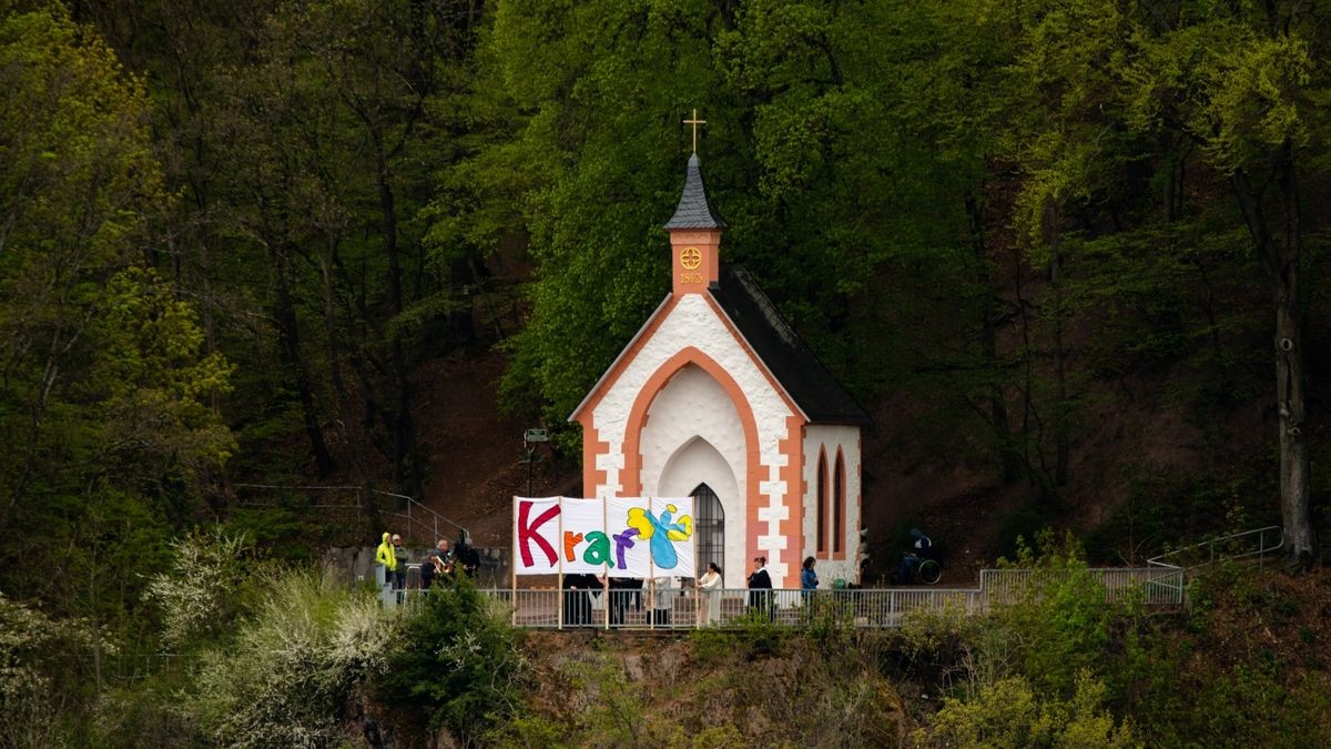 Ein Ökumenischer Gottesdienst fand auf der Terrasse vor der Kapelle oberhalb Suhls statt. Die Geistlichen ermunterten die Bürger der Stadt, indem sie ein großes Plakat mit dem Wort 