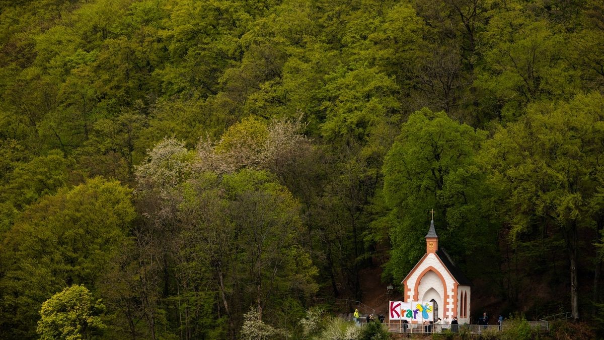 Ein Ökumenischer Gottesdienst fand auf der Terrasse vor der Kapelle oberhalb Suhls statt. Die Geistlichen ermunterten die Bürger der Stadt, indem sie ein großes Plakat mit dem Wort 