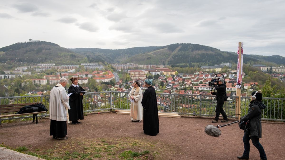 Ein Ökumenischer Gottesdienst fand auf der Terrasse vor der Kapelle oberhalb Suhls statt. Die Geistlichen ermunterten die Bürger der Stadt, indem sie ein großes Plakat mit dem Wort 