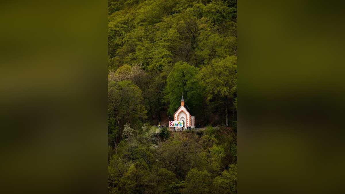 Ein Ökumenischer Gottesdienst fand auf der Terrasse vor der Kapelle oberhalb Suhls statt. Die Geistlichen ermunterten die Bürger der Stadt, indem sie ein großes Plakat mit dem Wort 