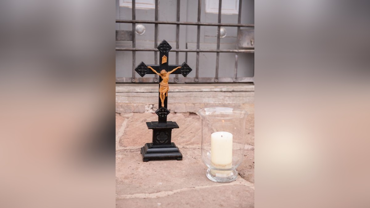 Ein Ökumenischer Gottesdienst fand auf der Terrasse vor der Kapelle oberhalb Suhls statt. Die Geistlichen ermunterten die Bürger der Stadt, indem sie ein großes Plakat mit dem Wort 