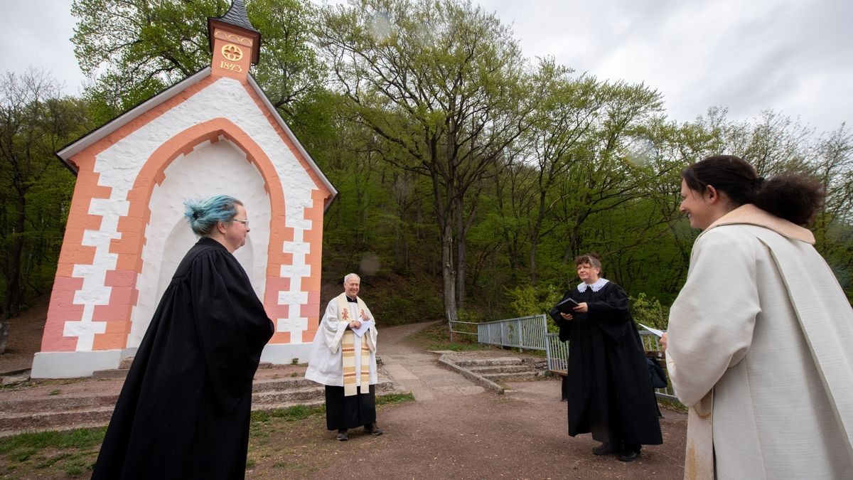 Ein Ökumenischer Gottesdienst fand auf der Terrasse vor der Kapelle oberhalb Suhls statt. Die Geistlichen ermunterten die Bürger der Stadt, indem sie ein großes Plakat mit dem Wort 