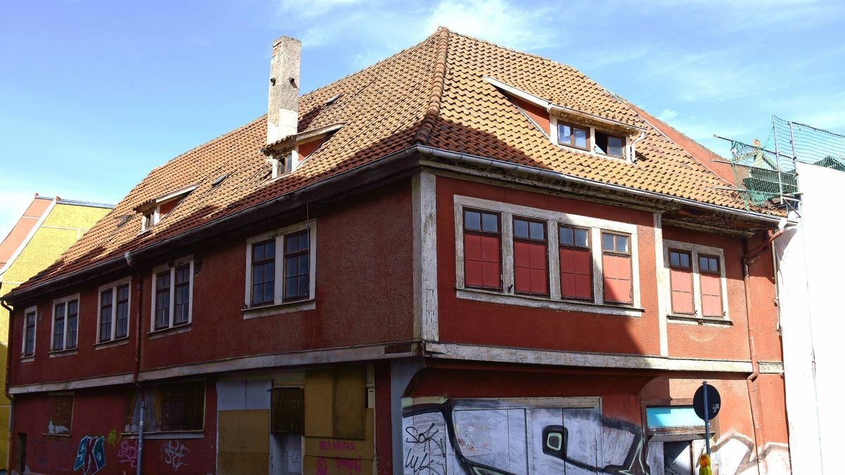 Stück für Stück wird das Haus zum roten Löwen am Oberen Hauptmarkt in Gotha abgetragen.