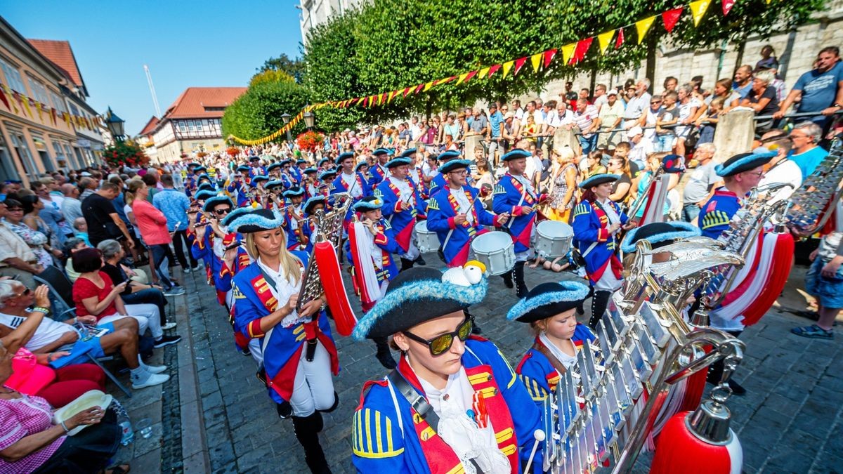 Ob die Mühlhäuser Stadtkirmes verschoben wird oder dieses Jahr ganz ausfallen wird, darüber wollen die Organisatoren vom Traditionsverein Mühlhäuser Heimatfeste noch entscheiden, wenn es weitere Vorgaben vom Land gibt. Das Foto zeigt den Festumzug 2019 an der Marienkirche.