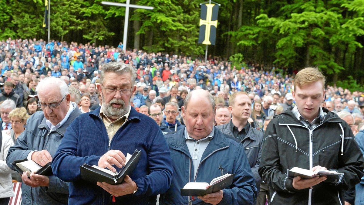 Tausende pilgerten 2019 zur Männerwallfahrt zum Klüschen Hagis bei Wachstedt im Eichsfeld. In diesem Jahr muss das Ereignis ausfallen.