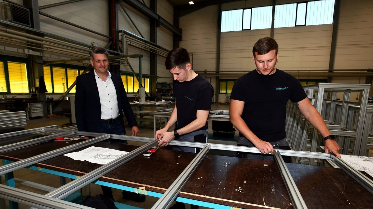 Ruhlamat entwickelte in Höchstgeschwindigkeit eine Schutzmasken-Produktionsanlage für den Standort in Suzhou, China. Teamleiter Thorsten Koch schaut Niklas Wiesner und Danny Römhild (von links) beim Zusammenbau der Rahmen für die Maschinen über die Schulter.