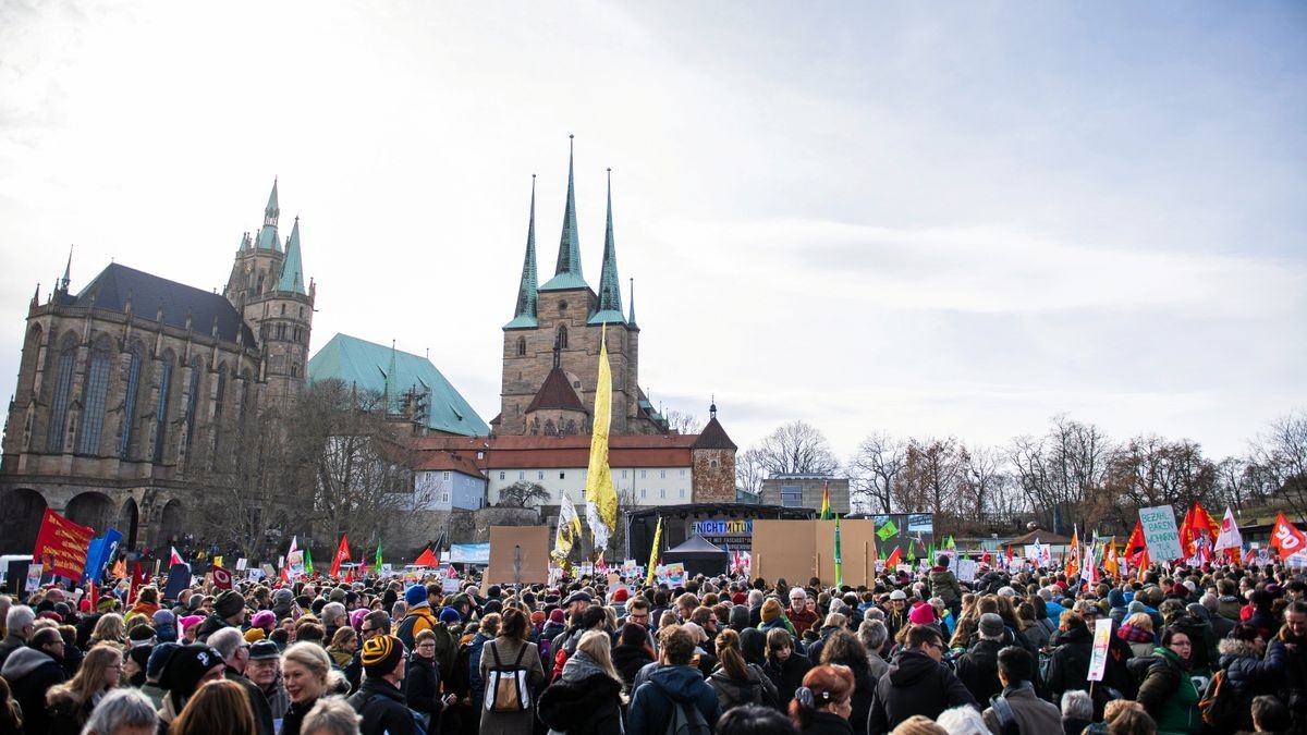 Die Festlegung mit bis zu 30 Personen drinnen und bis zu 50 Personen draußen gilt weiterhin.