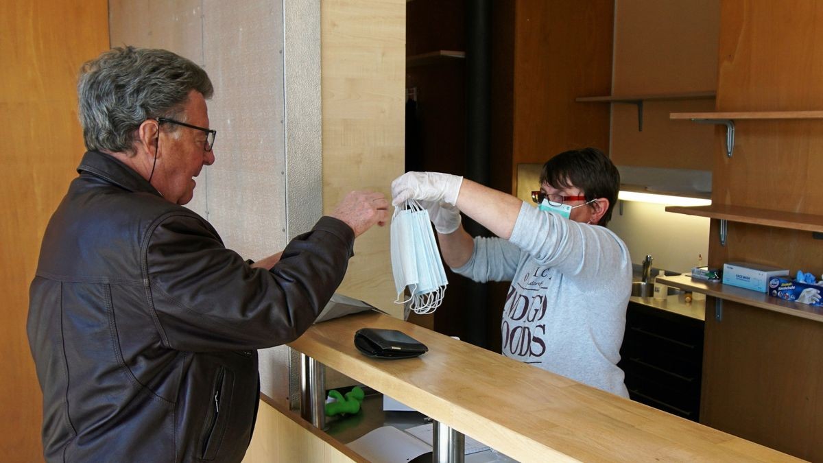 Schon am Mittwoch 13 Uhr startete Gabriele Gräfe von der Stadtverwaltung Ebeleben im leerstehenden Kiosk auf dem Ebelebener Marktplatz die Verteilung der Schutzmasken. Siegfried Illing war einer der ersten Ebelebener, die sich  und seine Familie hier mit der Schutzausrüstung gegen das Corona-Virus versorgte. 