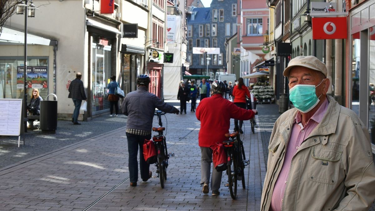 Blick in die Eisenacher Karlstraße am Donnerstag. Günter Kleinsteuber aus Eisenach, 83 Jahre alt, aus Eisenach, trägt bereits eine Schutzmaske.