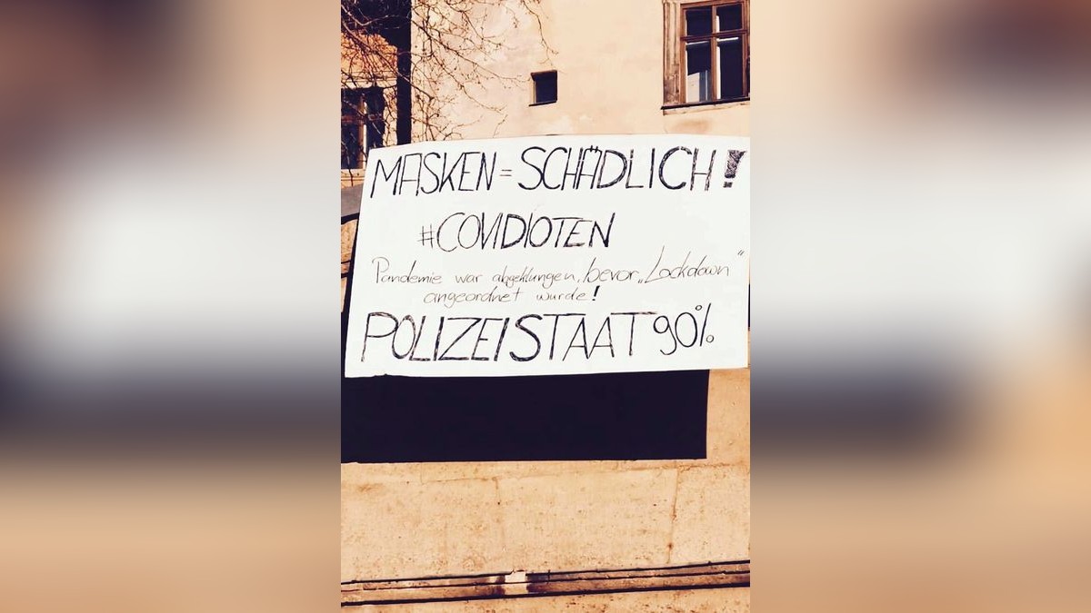 Unbekannte haben in Sondershausen über der Alten Wache auf dem Marktplatz ein Protest-Banner angebracht, worauf zu lesen ist: Masken=schädlich! #Covidioten. Pandemie war abgeklungen, bevor 