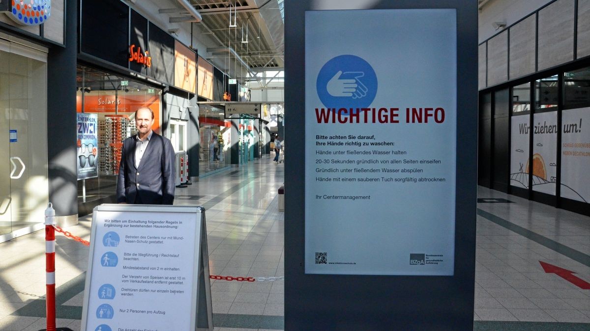 Im TEC zeigt Center-Manager Emanuel Michael einige der Schutzmaßnahmen: Ketten zwischen Pollern und Pfeile auf dem Fußboden sorgen für Rechtsverkehr in den Ladenzeilen, Hinweistafeln und Info-Bildschirme erinnern die Besucher an die Hygieneregeln.