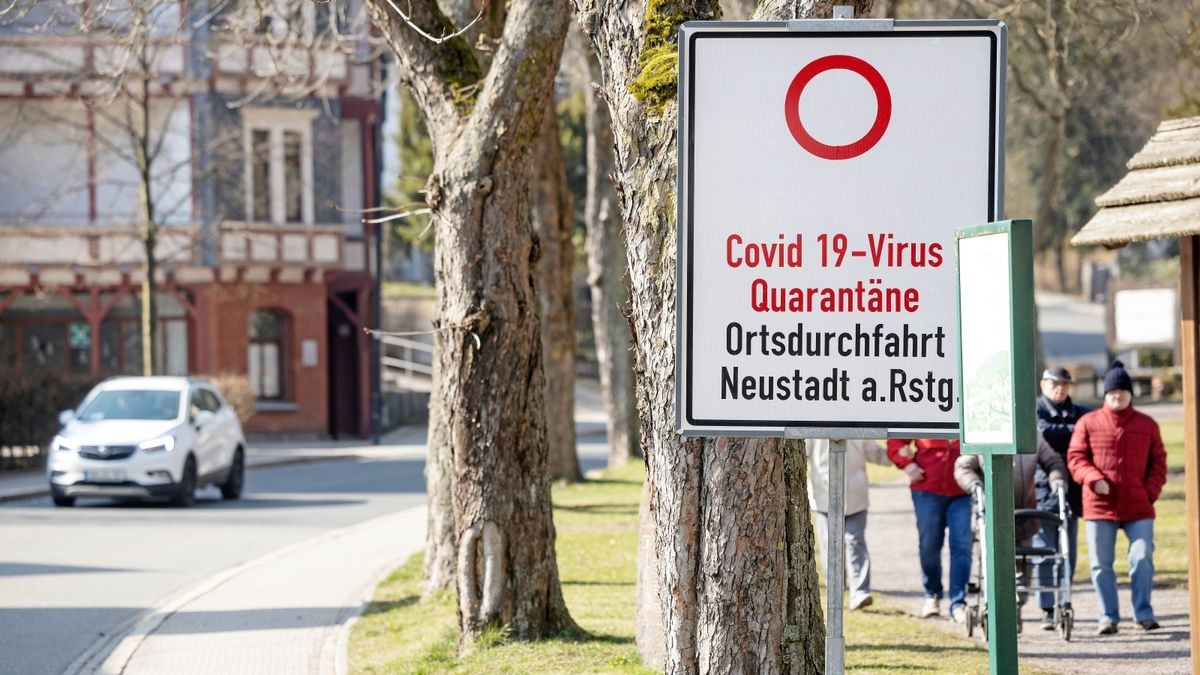 Das Land Thüringen hat eine sechsstellige Summe in Aussicht gestellt, damit die zweiwöchige Corona-Quarantäne des Ortes Neustadt am Rennsteig erforscht werden kann.