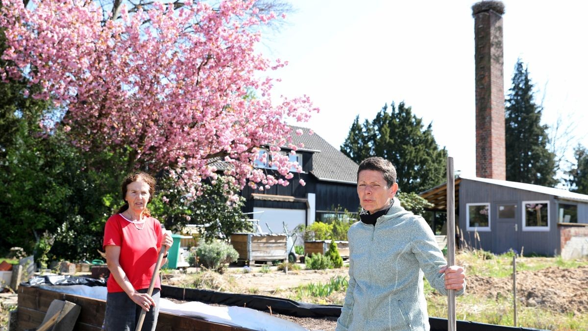 Im Mehrgenerationenhaus in Hattorf waren seit Wochen keine Besucher mehr, nur der Garten der Plantage wird von Christa Possiel (links) bewirtschaftet. Gitti Fahse (rechts) vom Verein Raum zum Wachsen hofft, dass bald wieder Gäste die Plantage besuchen dürfen. 