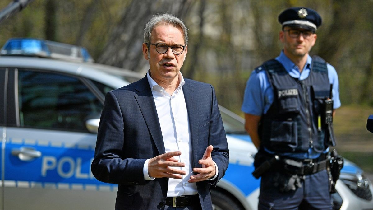 Sie sehen hier Georg Maier (SPD/im Bild vorne), Innenminister von Thüringen, während einer Pressekonferenz in Erfurt.