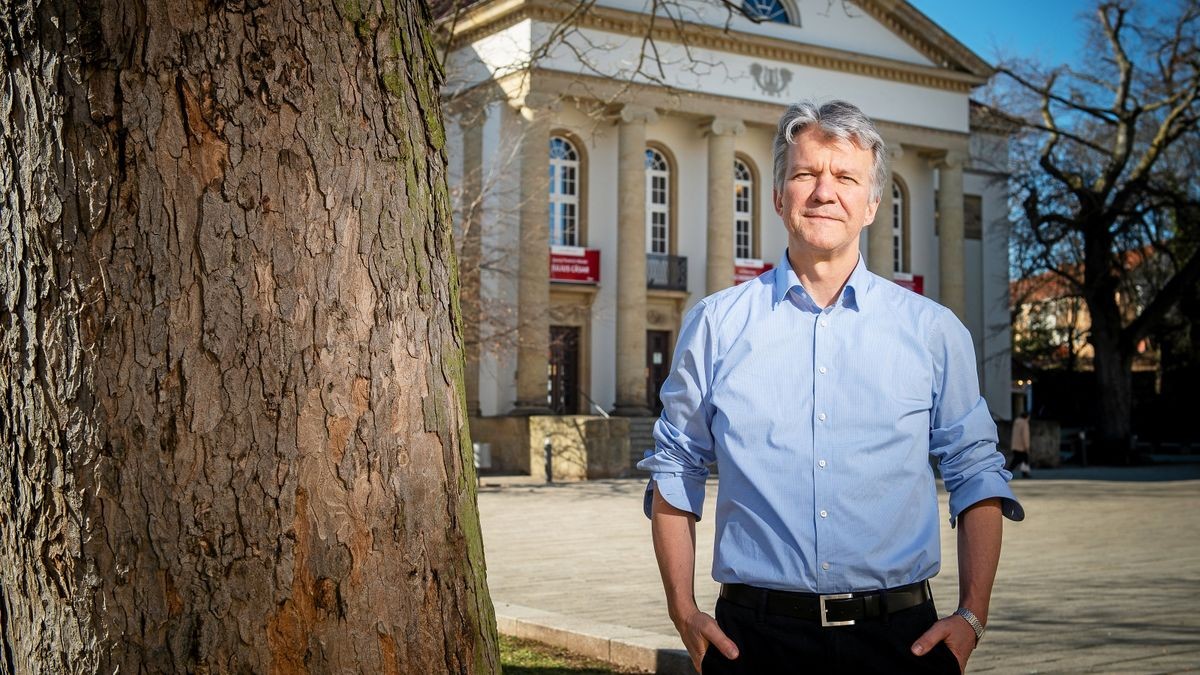 „Wir spielen nur, wenn es keine Abstandsbeschränkungen auf der Bühne gibt“, betont Nordhausens Theaterintendant Daniel Klajner. Dennoch: Im Mai stellt er den Spielplan für 2021 vor.