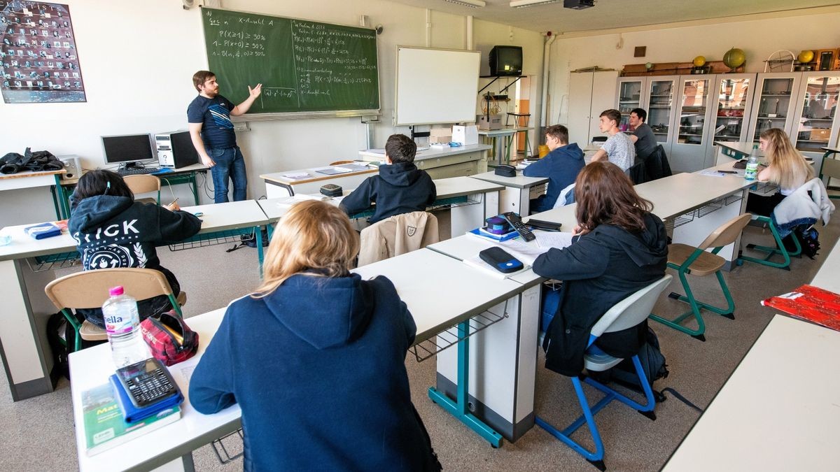 Nach der Corona-Zwangspause hat im Gymnasium Gleichense für die Abitur-Kurse die Prüfungsvorbereitung begonnen. Die Zwölfer sitzen in Zehner-Gruppen auf Abstand, während  Lehrer Max Beese an der Tafel die Mathe-Aufgaben erklärt 