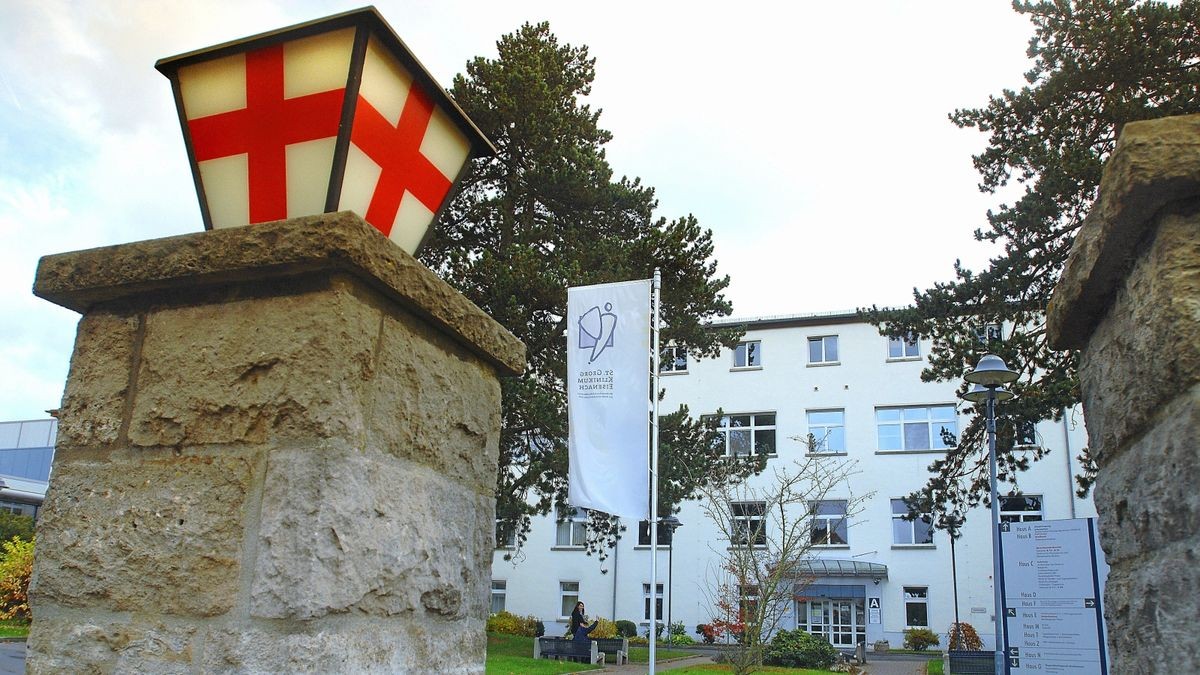 Der Haupteingang des St.-Georg-Klinikums in Eisenach. 