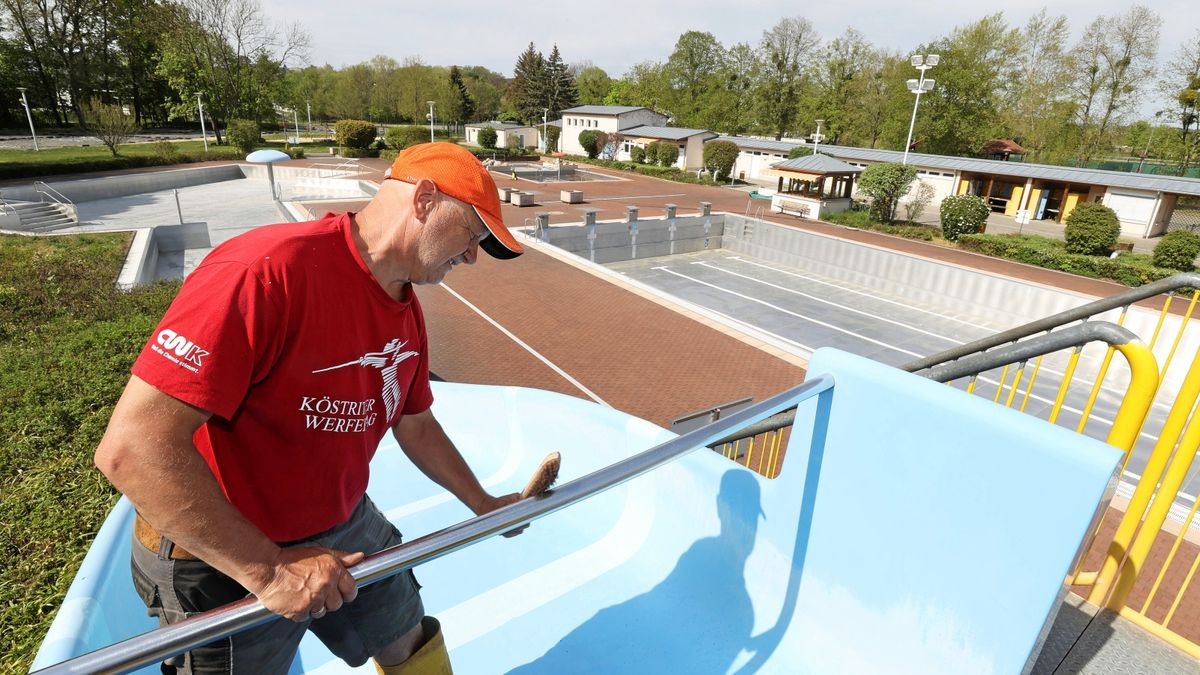 Schwimmmeister Olaf Gröber reinigt im Bad Köstritzer Bad eine Stange an der Rutsche. Der Saisonstart der Bäder ist ungewiss.