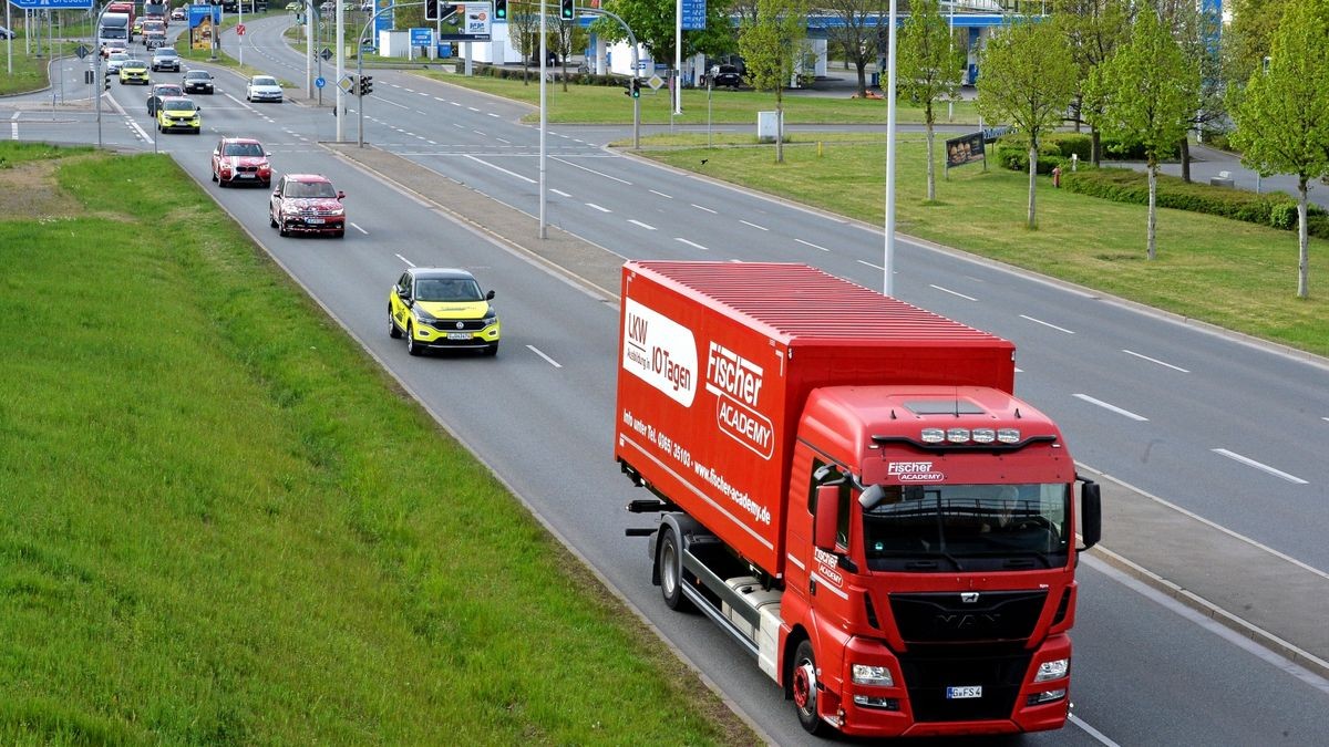 Insgesamt 40 Fahrlehrer von Geraer Fahrschulen sind am Mittwoch mit 22 Fahrzeugen vom Verkehrsübungsplatz in der Zoitzbergstraße zu einer Protestveranstaltung nach Erfurt gestartet. 