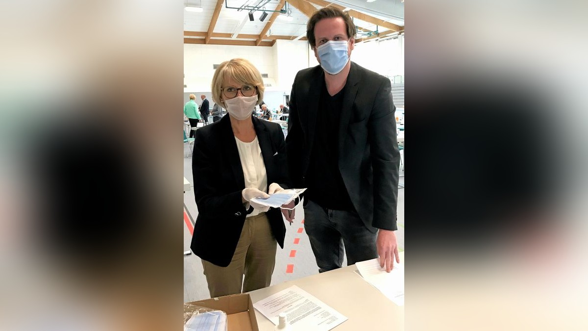 Der Landkreis Eichsfeld hat zur Versorgung seiner Einrichtungen und der Bevölkerung Schutzmasken bestellt. Ingelore Hennecke und Tobias John, Mitarbeiter der Kreisverwaltung, testen die Masken bei der Kreistagssitzung in der Lorenz-Kellner-Halle in Heiligenstadt.