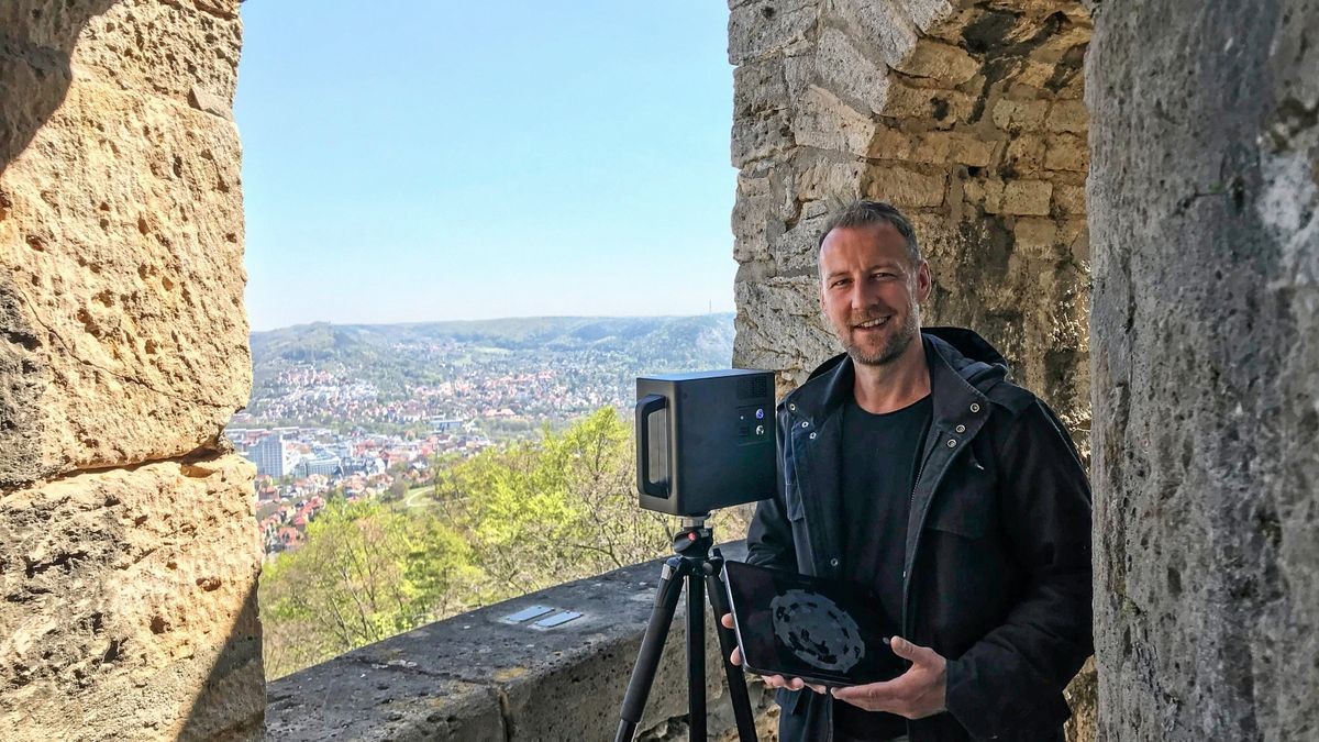 André Karliczek (Universität Jena/cultur3D) erfasst den Bismarckturm im Jenaer Stadtforst für das Projekt „kulturzuhause.de“.