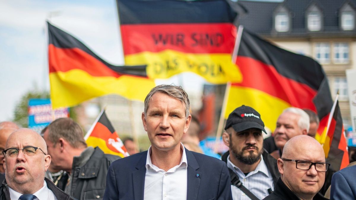 AfD-Landeschef Björn Höcke (Mitte) bei einer Demonstration der AfD Thüringen am 1. Mai des vergangenen Jahres in Erfurt (Archivbild).