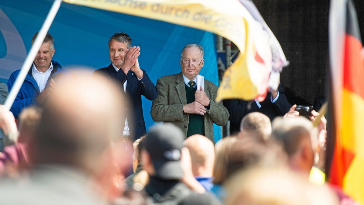 Die Thüringer AfD hatte für ihre Demonstration auf dem Erfurter Domplatz etwa 1000 Teilnehmer angemeldet.