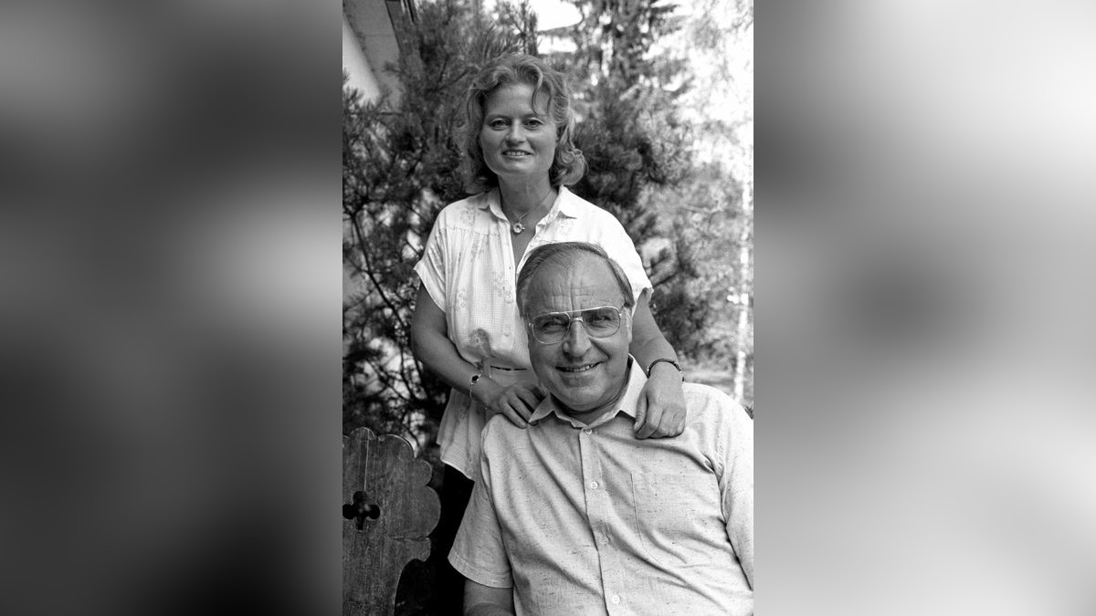 Der damalige rheinland-pfälzische Ministerpräsident und CDU-Vorsitzende Helmut Kohl und seine Frau Hannelore während eines Urlaubs in Österreich im Jahr 1980. 