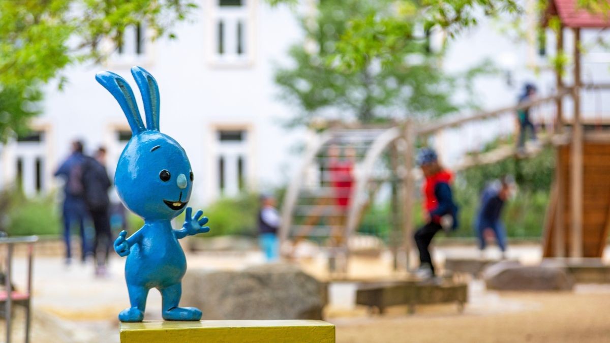 Die Absperrbänder werden entfernt. Der Spielplatz hinter der Krämerbrücke wurde gleich wieder in Beschlag genommen.