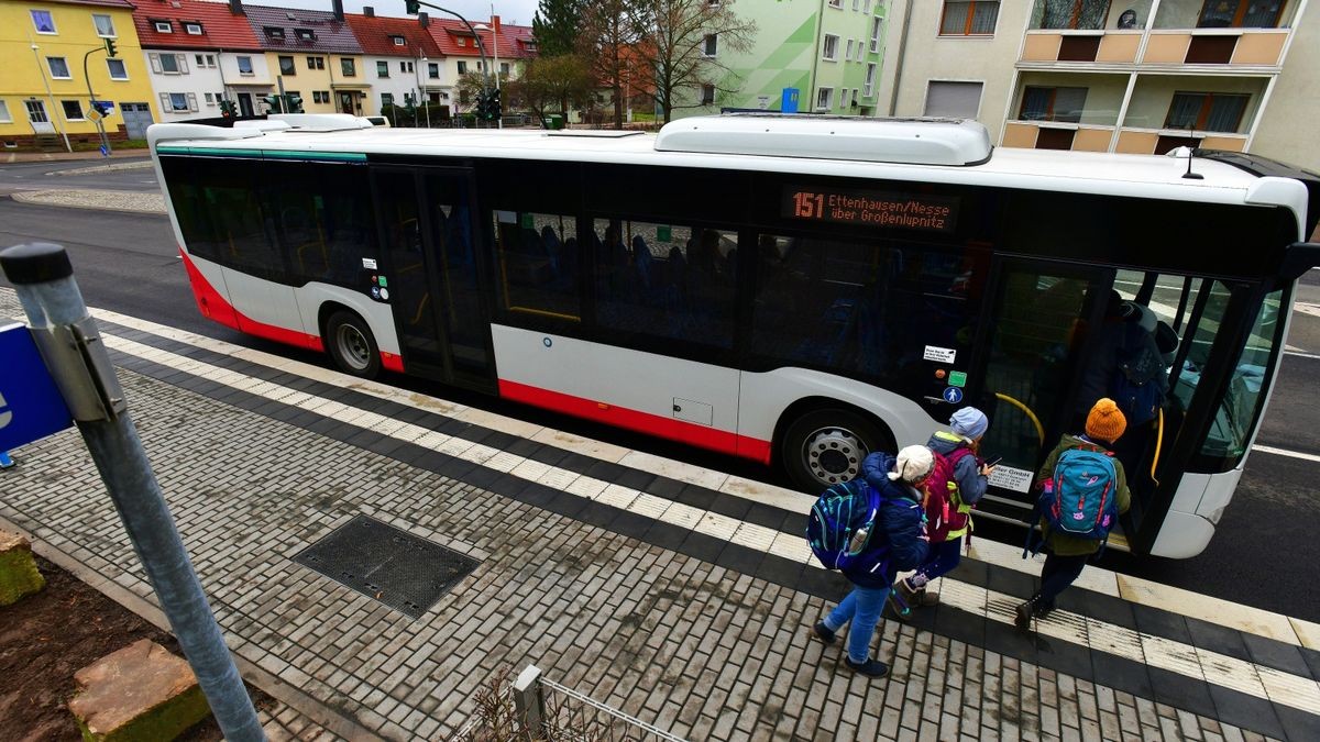 Das Verkehrsunternehmen Wartburgmobil setzt im Stadtbusverkehr aktuell 18 Fahrzeuge ein, davon vier Gelenkbusse. 