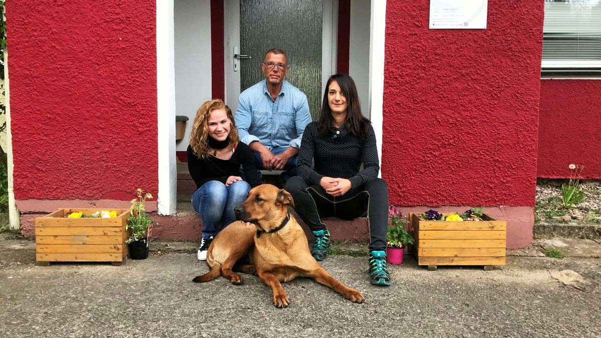 Anja Schöneberger, Carsten Schnieke, Lisa Ballentin (von links) und Therapiehund Maja vor dem Förderzentrum für Gewaltprävention, Resozialisierung und Konfliktmanagement des Vereins „Projekt Do“ in der Ichtershäuser Bahnhofstraße.