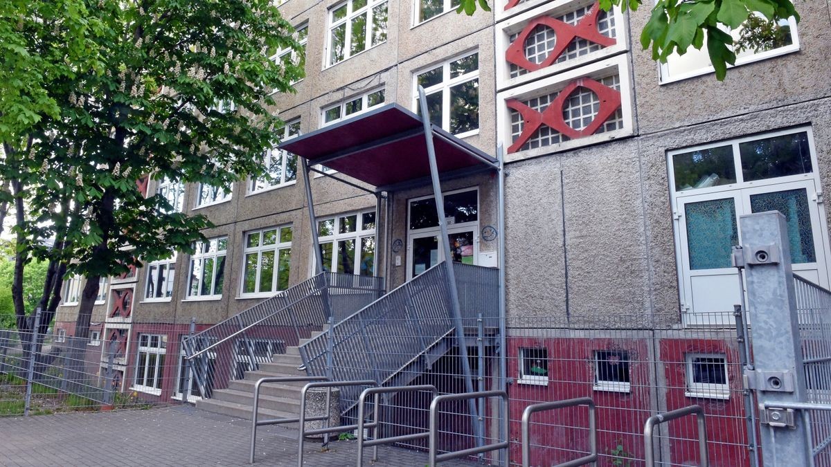 Für die Sanierung der Puschkin-Grundschule an der Kartäuserstraße wurden erst Fördergelder nicht genehmigt. Wegen Corona scheitert nun vorerst auch die Sanierung aus Eigenmitteln. 1,5 Millionen Euro waren eingeplant und sind nun gestrichen.