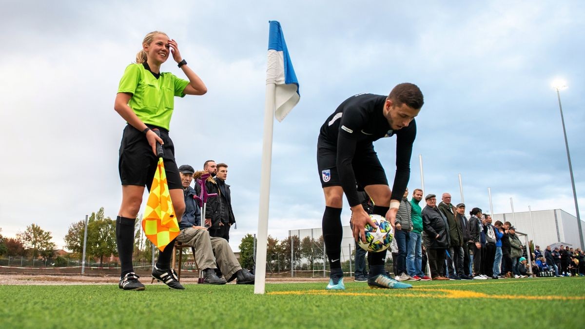 Im Oktober sollen in Thüringen wieder die ersten Fußballspiele stattfinden. Dann kann Marcel Decker vom Landesklassen-Spitzenreiter FC Erfurt Nord zum Eckball schreiten und Schiedsrichter-Assistentin Nora Dieckmann auf dessen korrekte Ausführung achten.