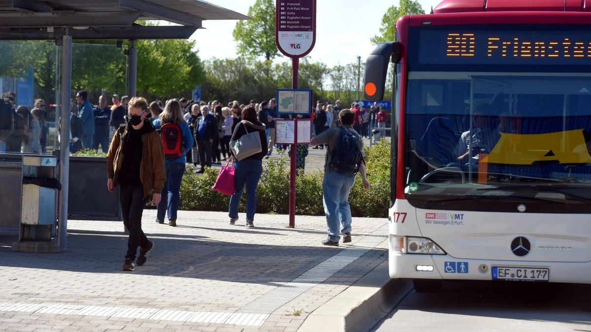 Am Mittwoch hat auch die Erfurter Möbelhausfiliale nach Wochen der Schließung wieder eröffnet. Schon zwei Stunden vor der Öffnung stellten sich die ersten Kunden in die Schlange.