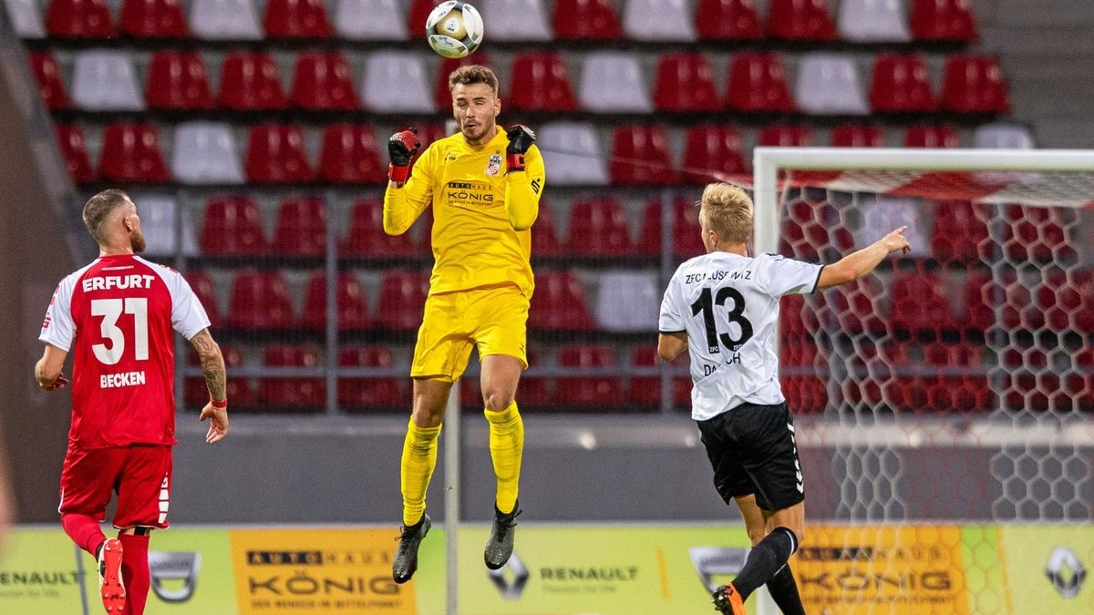 Ex-Erfurt-Torhüter Julian Knoll klärt mit einem Kopfball vor Alexander Dartsch (ZFC Meuselwitz). Der Keeper wechselt zum Ligakontragenten VSG Altglienicke.